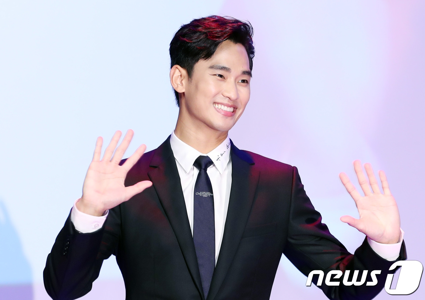 Sulli xinh đẹp, dịu dàng sánh đôi bên Kim Soo Hyun trong buổi họp báo movie mới