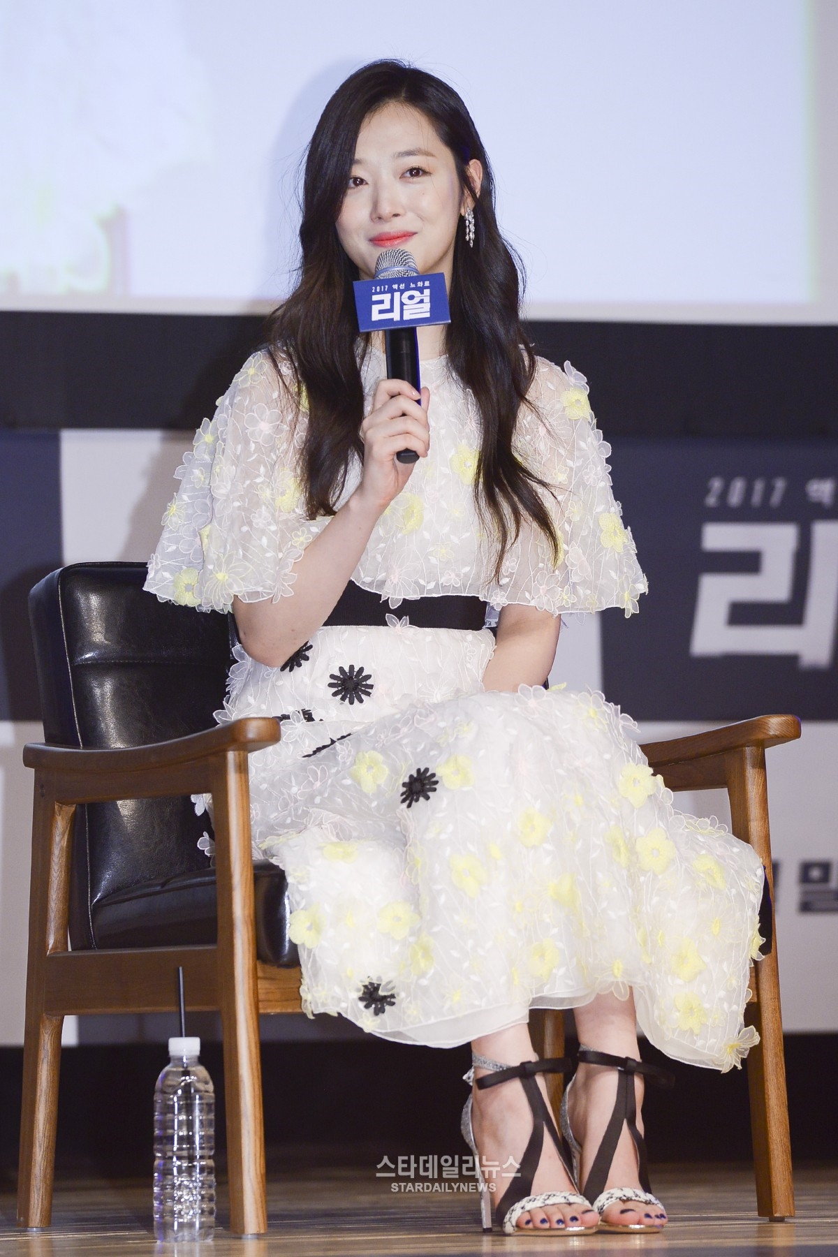 Sulli xinh đẹp, dịu dàng sánh đôi bên Kim Soo Hyun trong buổi họp báo movie mới