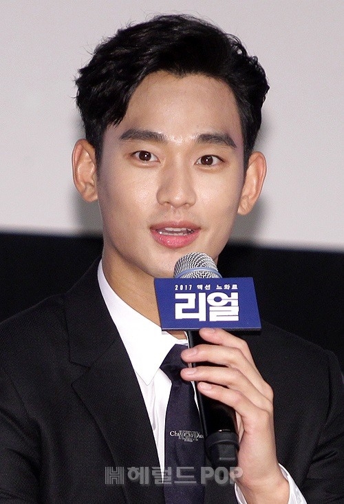 Sulli xinh đẹp, dịu dàng sánh đôi bên Kim Soo Hyun trong buổi họp báo movie mới