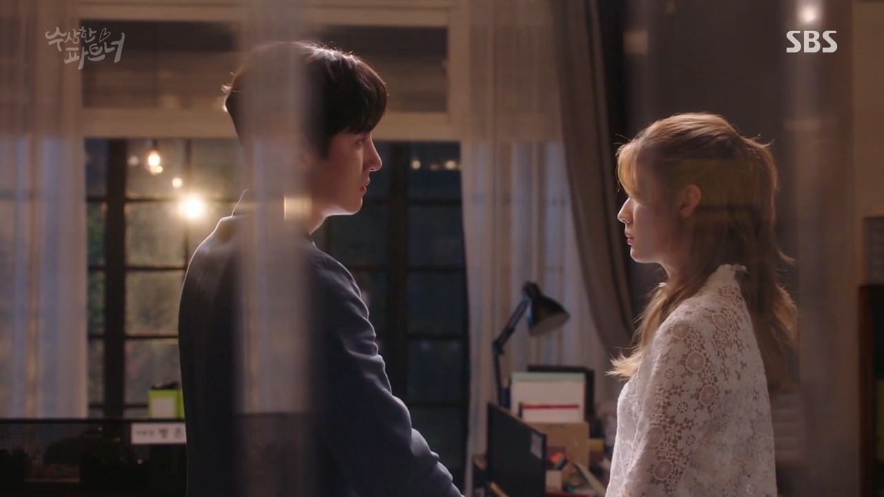'Suspicious Partner' Chuyện tình luật sư bắt đầu bằng một nụ hôn nồng nàn ấm áp