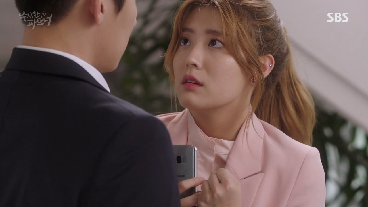 'Suspicious Partner' Chuyện tình luật sư bắt đầu bằng một nụ hôn nồng nàn ấm áp