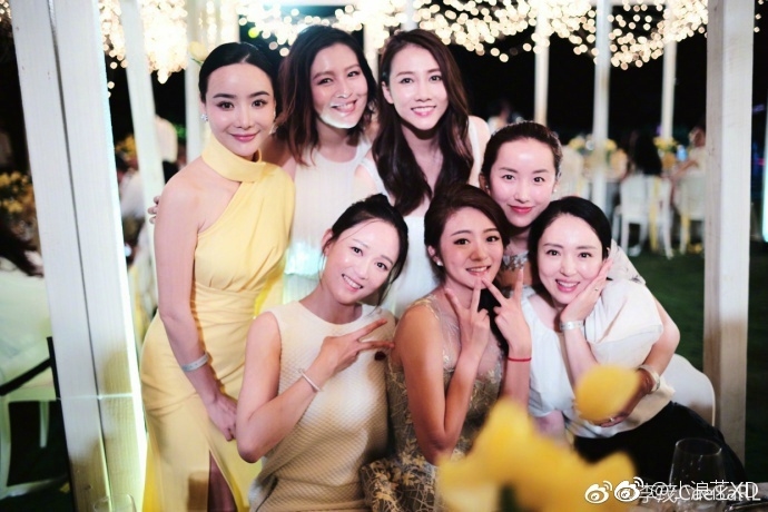 An Dĩ Hiên rực rỡ trong bữa tiệc tràn ngập hoa vàng ngay trước thềm hôn lễ