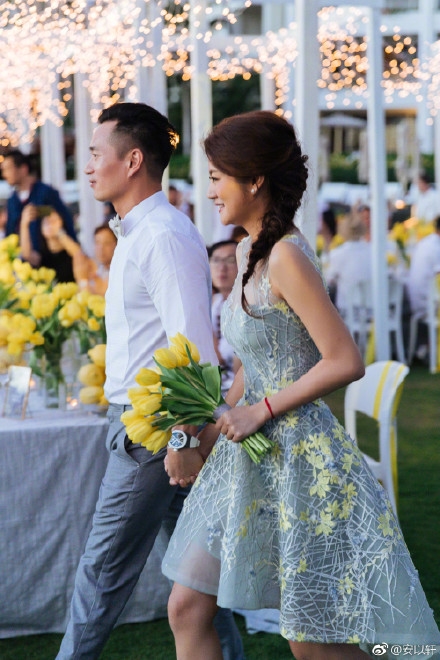 An Dĩ Hiên rực rỡ trong bữa tiệc tràn ngập hoa vàng ngay trước thềm hôn lễ