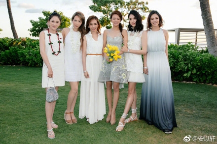 An Dĩ Hiên rực rỡ trong bữa tiệc tràn ngập hoa vàng ngay trước thềm hôn lễ