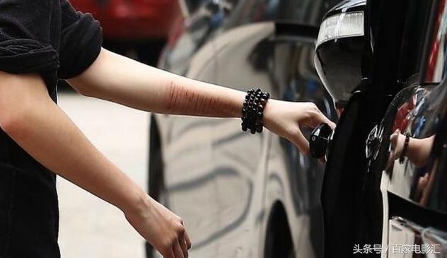Con rơi rạch nát cổ tay hành hạ bản thân, Thành Long tuyên bố: 'Tôi rất vui vẻ'