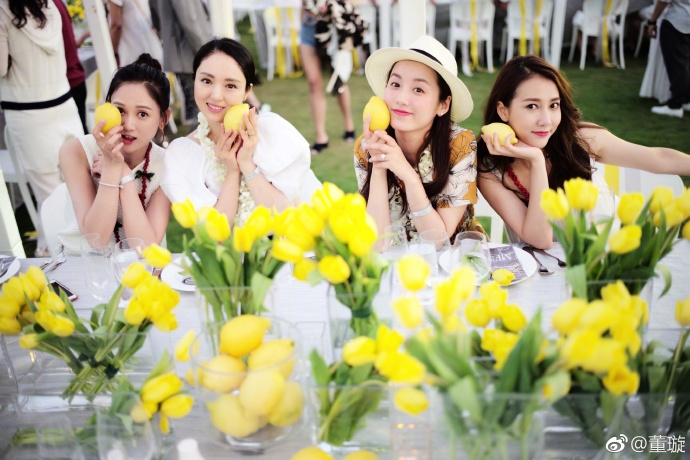 An Dĩ Hiên rực rỡ trong bữa tiệc tràn ngập hoa vàng ngay trước thềm hôn lễ
