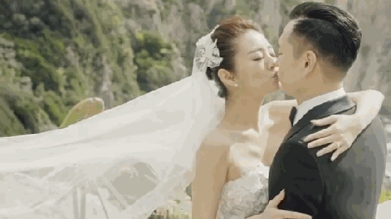 An Dĩ Hiên rực rỡ trong bữa tiệc tràn ngập hoa vàng ngay trước thềm hôn lễ