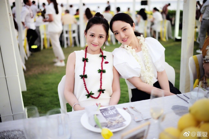 An Dĩ Hiên rực rỡ trong bữa tiệc tràn ngập hoa vàng ngay trước thềm hôn lễ