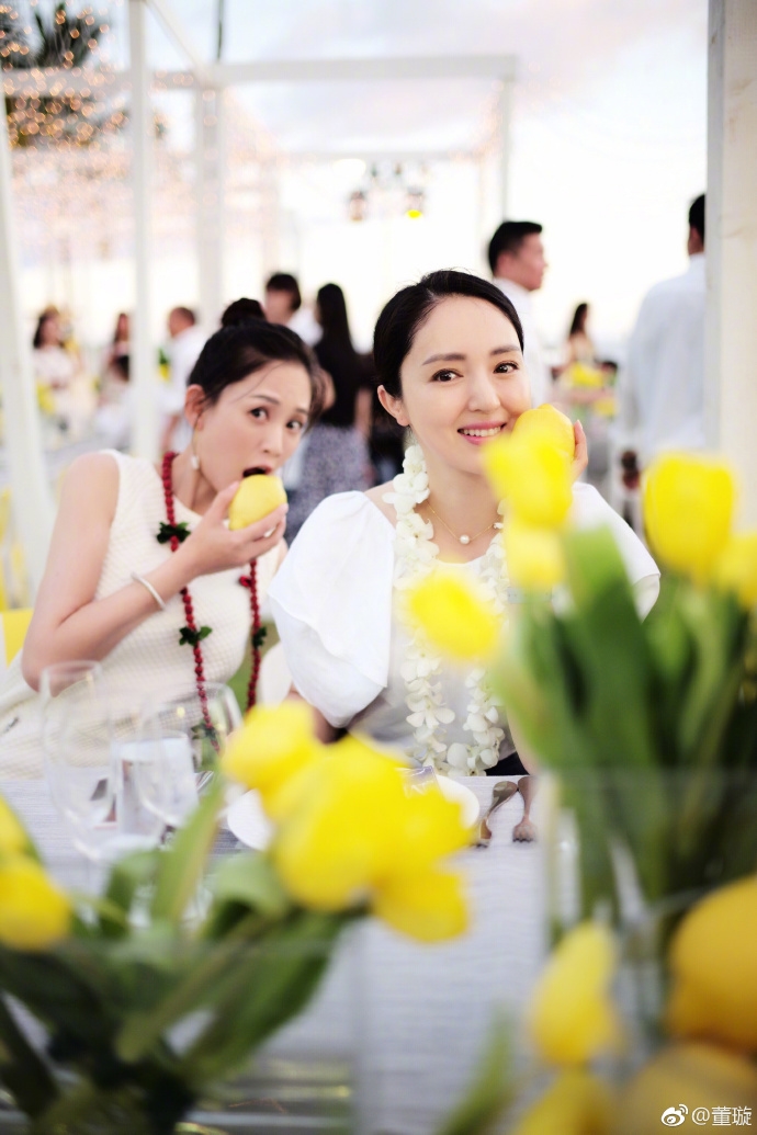 An Dĩ Hiên rực rỡ trong bữa tiệc tràn ngập hoa vàng ngay trước thềm hôn lễ