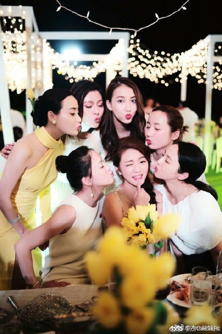 An Dĩ Hiên rực rỡ trong bữa tiệc tràn ngập hoa vàng ngay trước thềm hôn lễ