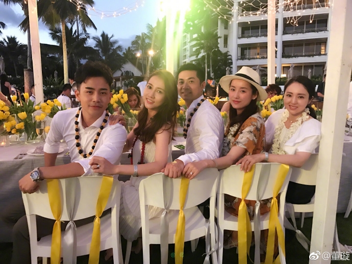 An Dĩ Hiên rực rỡ trong bữa tiệc tràn ngập hoa vàng ngay trước thềm hôn lễ