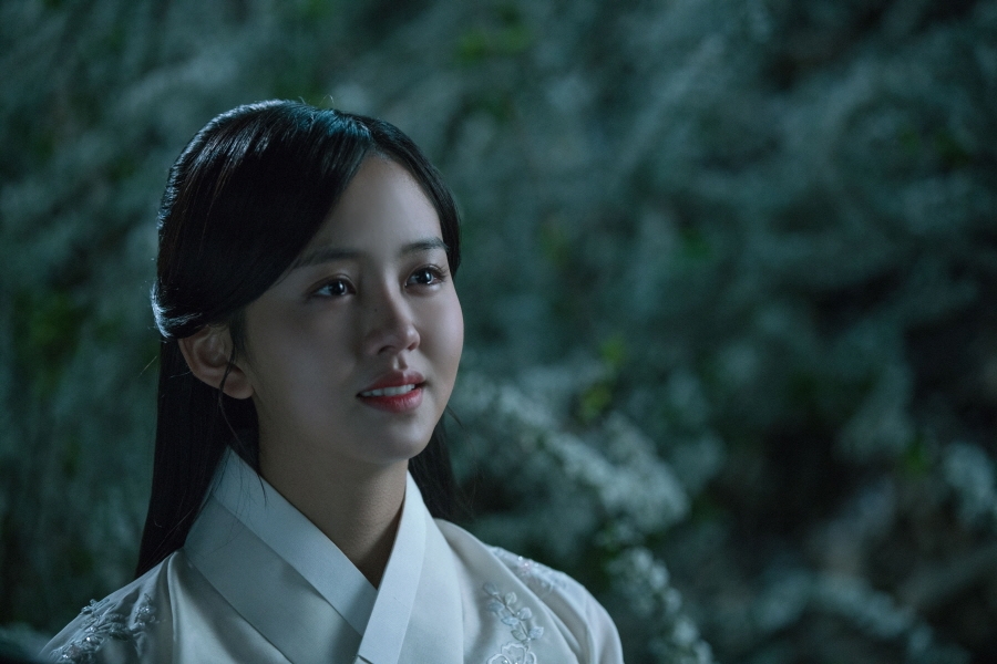 'Ruler: Master of the Mask' Yoo Seung Ho và Kim So Hyun hẹn hò lãng mạn trên con đường đầy hoa