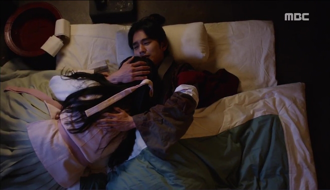 'Ruler: Master of the Mask' Yoo Seung Ho và Kim So Hyun hẹn hò lãng mạn trên con đường đầy hoa