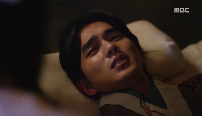 'Ruler: Master of the Mask' Yoo Seung Ho và Kim So Hyun hẹn hò lãng mạn trên con đường đầy hoa