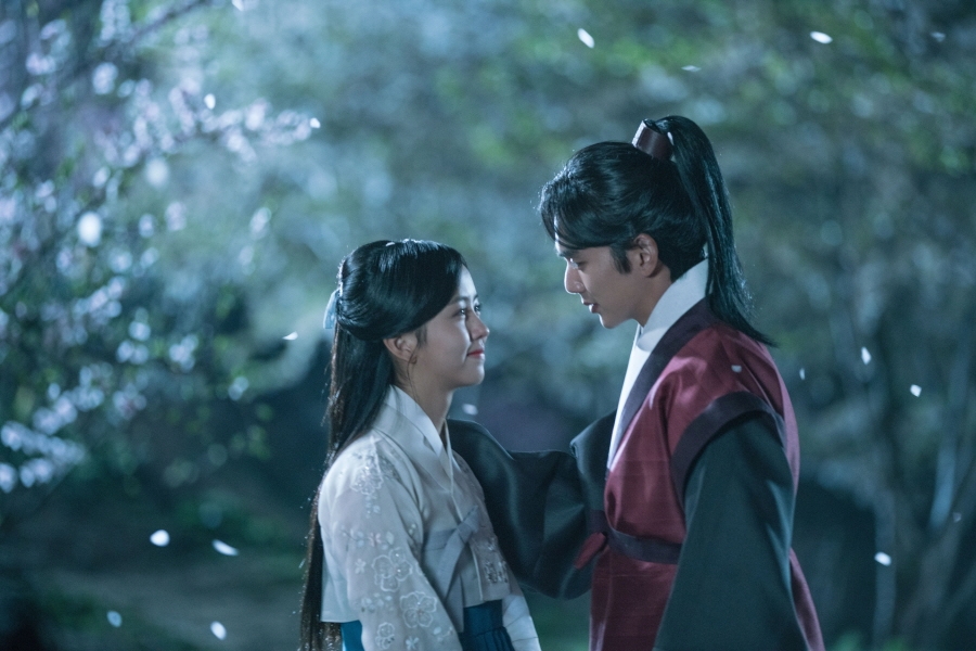 'Ruler: Master of the Mask' Yoo Seung Ho và Kim So Hyun hẹn hò lãng mạn trên con đường đầy hoa
