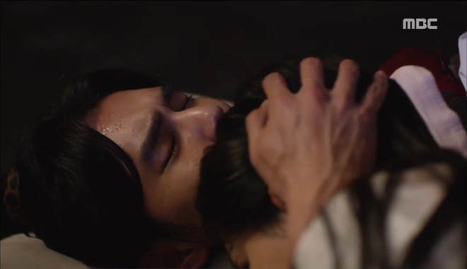 'Ruler: Master of the Mask' Yoo Seung Ho và Kim So Hyun hẹn hò lãng mạn trên con đường đầy hoa