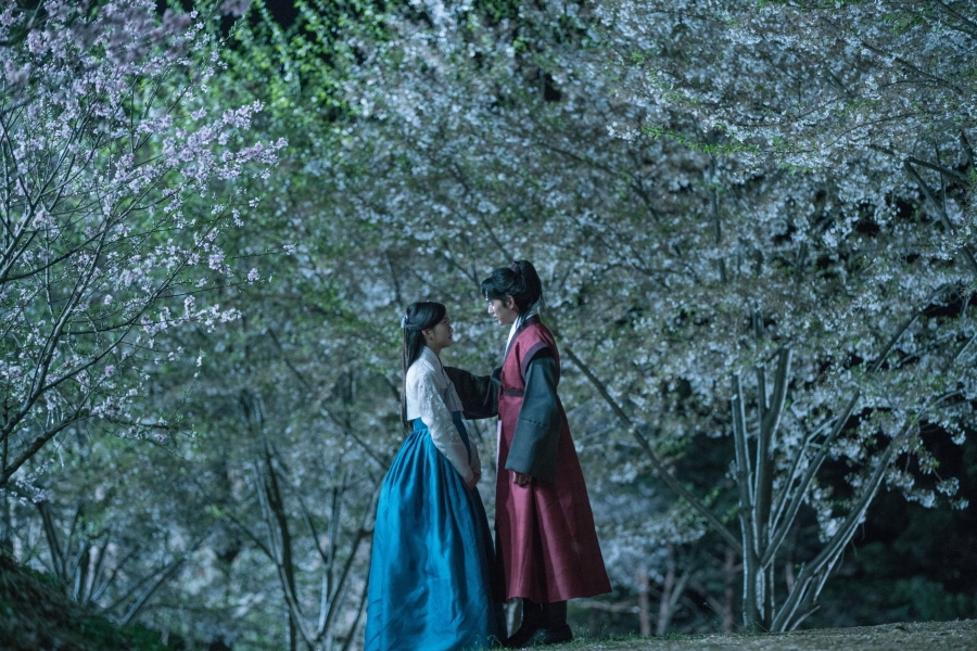'Ruler: Master of the Mask' Yoo Seung Ho và Kim So Hyun hẹn hò lãng mạn trên con đường đầy hoa