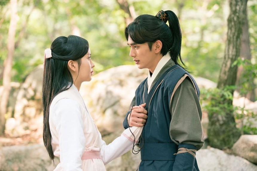 'Ruler: Master of the Mask' Yoo Seung Ho và Kim So Hyun hẹn hò lãng mạn trên con đường đầy hoa