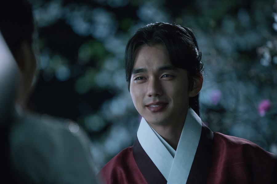 'Ruler: Master of the Mask' Yoo Seung Ho và Kim So Hyun hẹn hò lãng mạn trên con đường đầy hoa