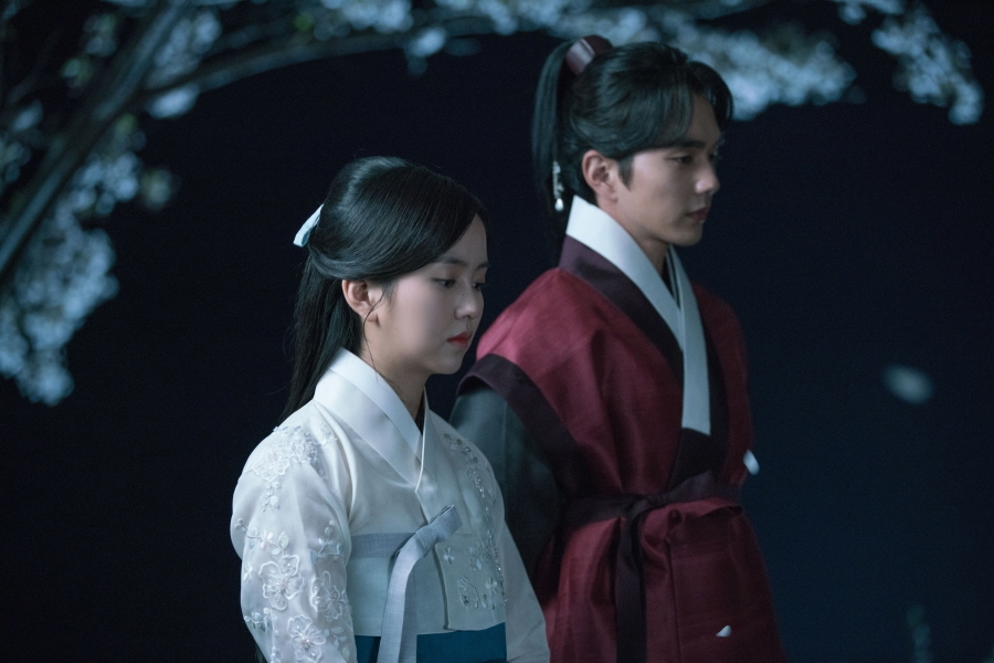 'Ruler: Master of the Mask' Yoo Seung Ho và Kim So Hyun hẹn hò lãng mạn trên con đường đầy hoa