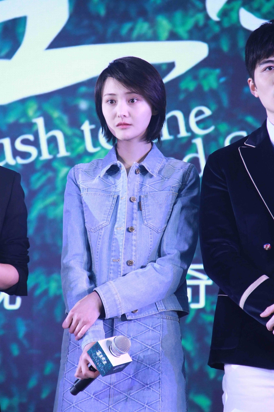 Rũ bỏ hình ảnh cò hương một thời, Trịnh Sảng lí lắc trong buổi họp báo