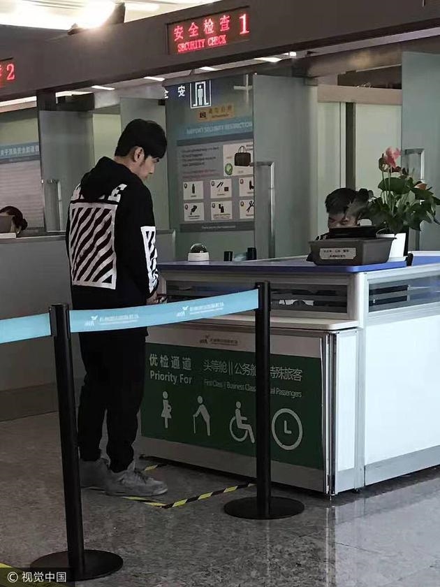Côn Lăng hạ sinh con trai, Châu Kiệt Luân bỏ hết việc để bay về Đài Loan?