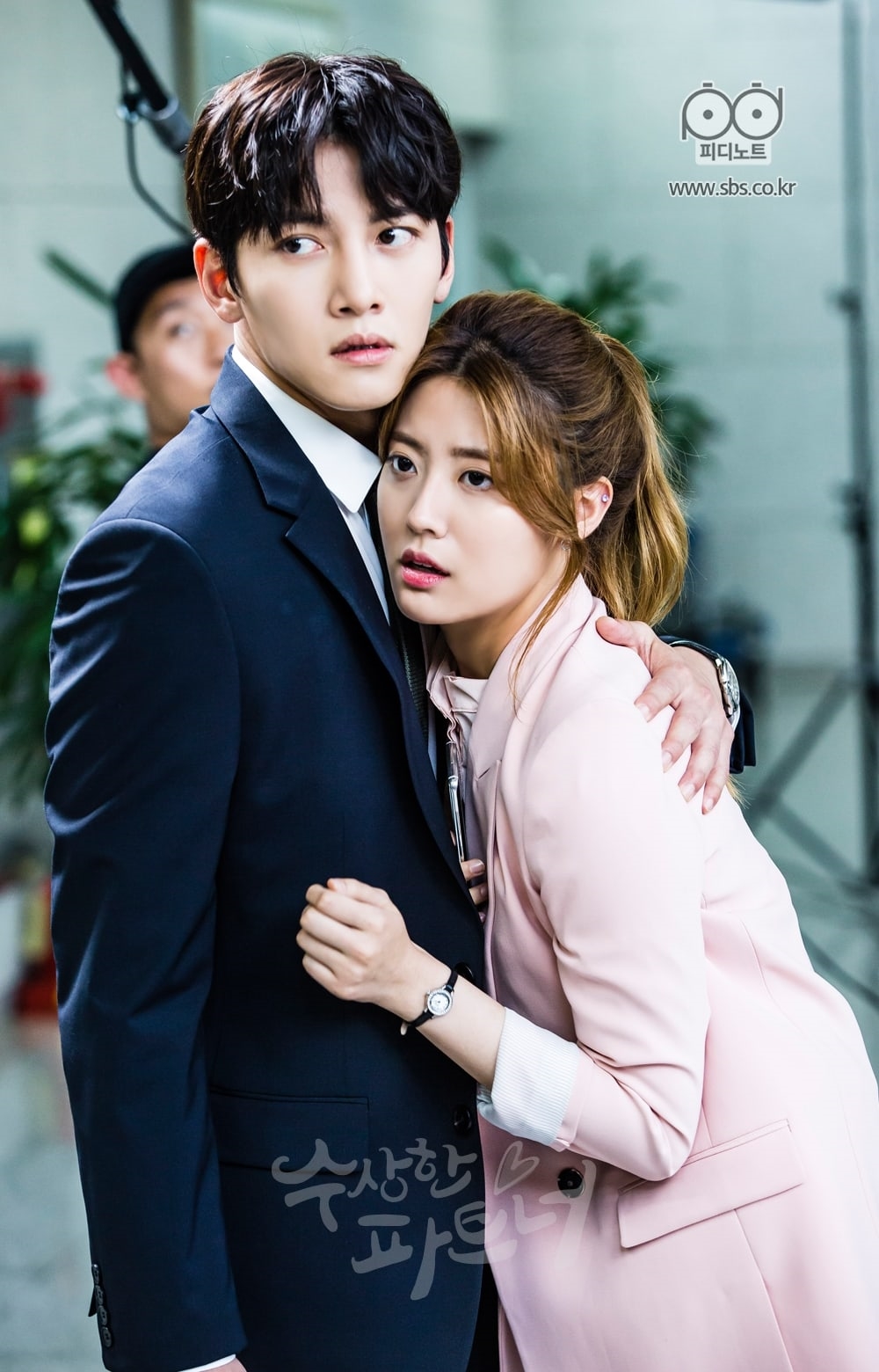 Ngắm loạt ảnh hậu trường đáng yêu vô hạn của cặp đôi luật sư Ji Chang Wook - Nam Ji Hyun