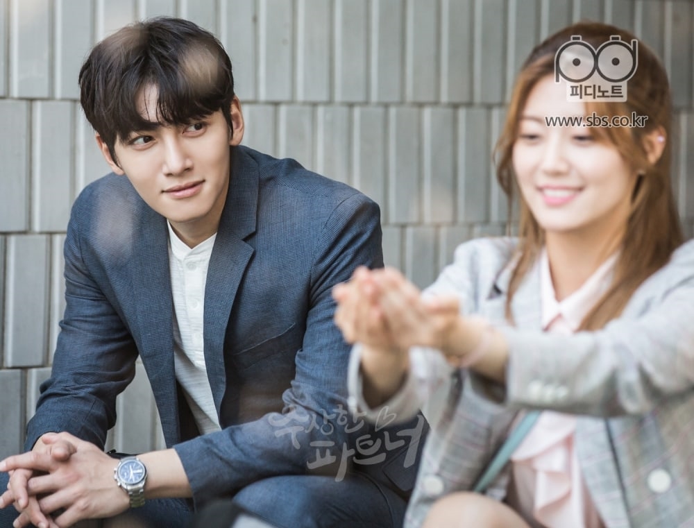 Ngắm loạt ảnh hậu trường đáng yêu vô hạn của cặp đôi luật sư Ji Chang Wook - Nam Ji Hyun