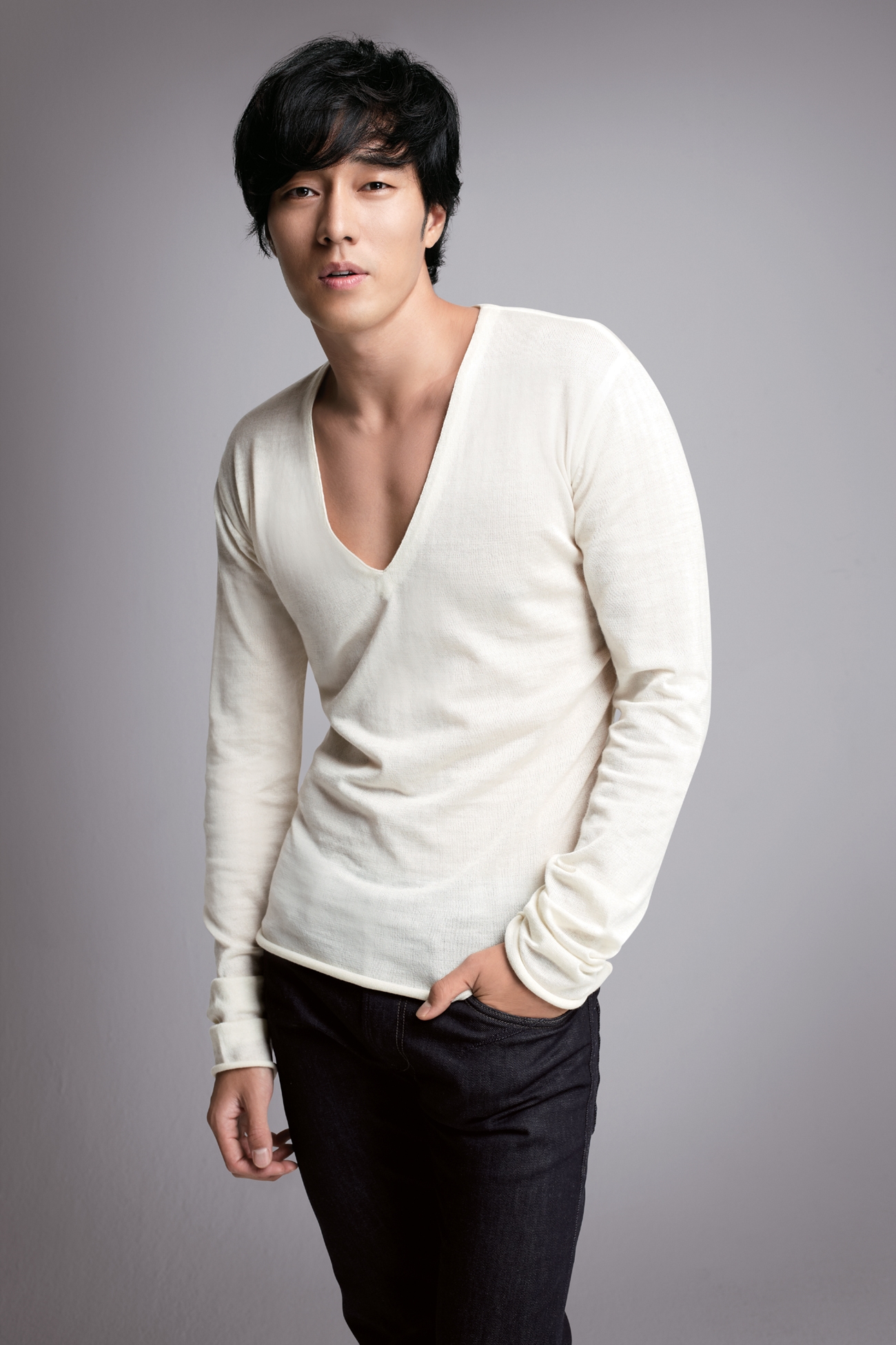 So Ji Sub kỷ niệm 20 năm ra mắt bằng cách ủng hộ tiền cho trẻ em nghèo