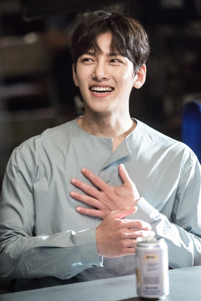 Ngắm loạt ảnh hậu trường đáng yêu vô hạn của cặp đôi luật sư Ji Chang Wook - Nam Ji Hyun