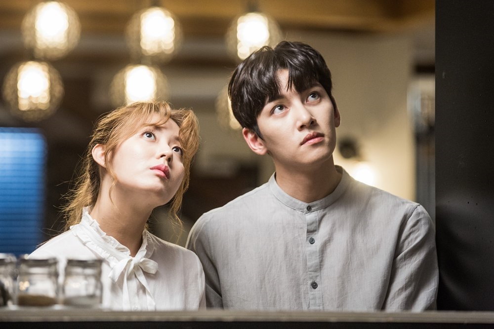 Ngắm loạt ảnh hậu trường đáng yêu vô hạn của cặp đôi luật sư Ji Chang Wook - Nam Ji Hyun