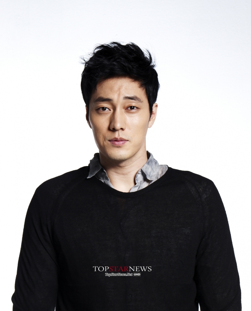 So Ji Sub kỷ niệm 20 năm ra mắt bằng cách ủng hộ tiền cho trẻ em nghèo