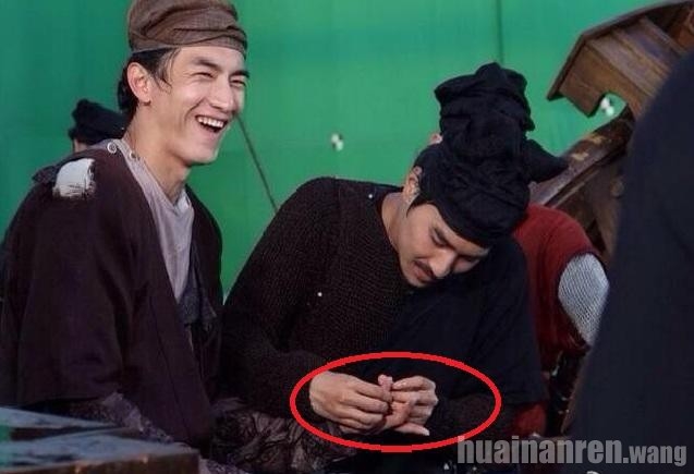 Bỏ mặc Tinh Nhi, Lâm Canh Tân khoe ảnh giường chiếu với 'Dạ Hoa' Triệu Hựu Đình