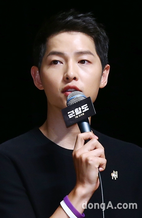 Song Joong Ki điển trai khiêm tốn, So Ji Sub nam tính trong họp báo