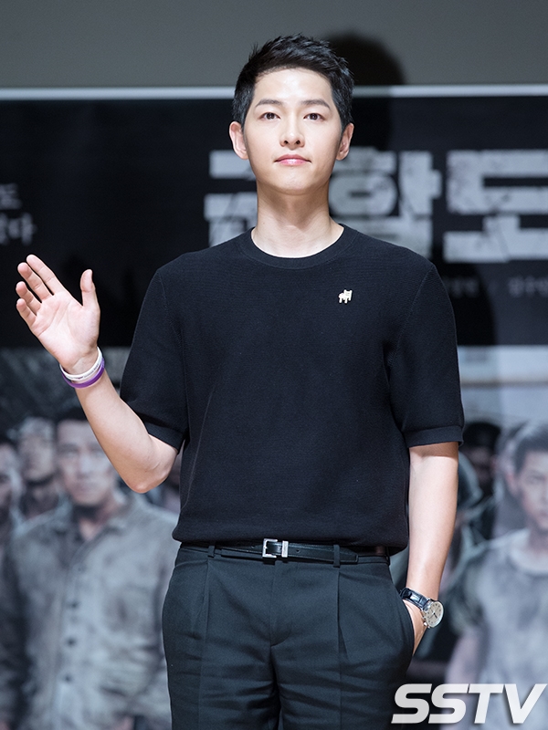 Song Joong Ki điển trai khiêm tốn, So Ji Sub nam tính trong họp báo