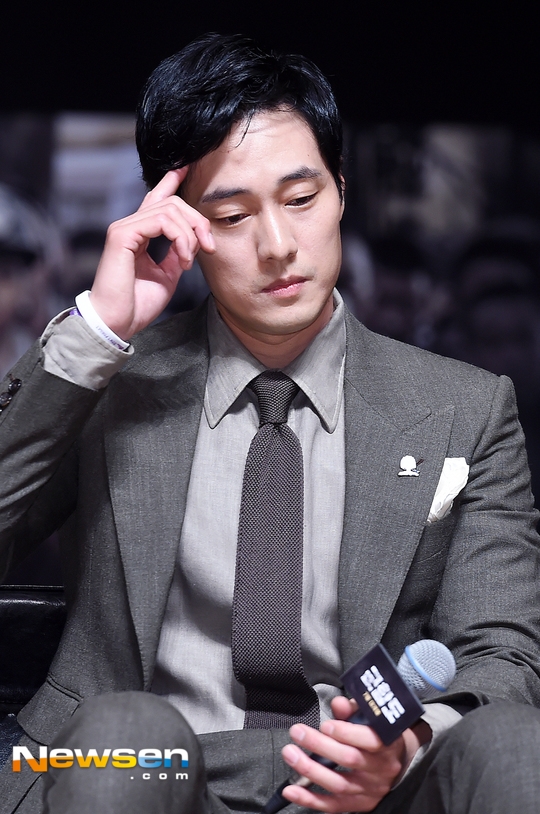 Song Joong Ki điển trai khiêm tốn, So Ji Sub nam tính trong họp báo