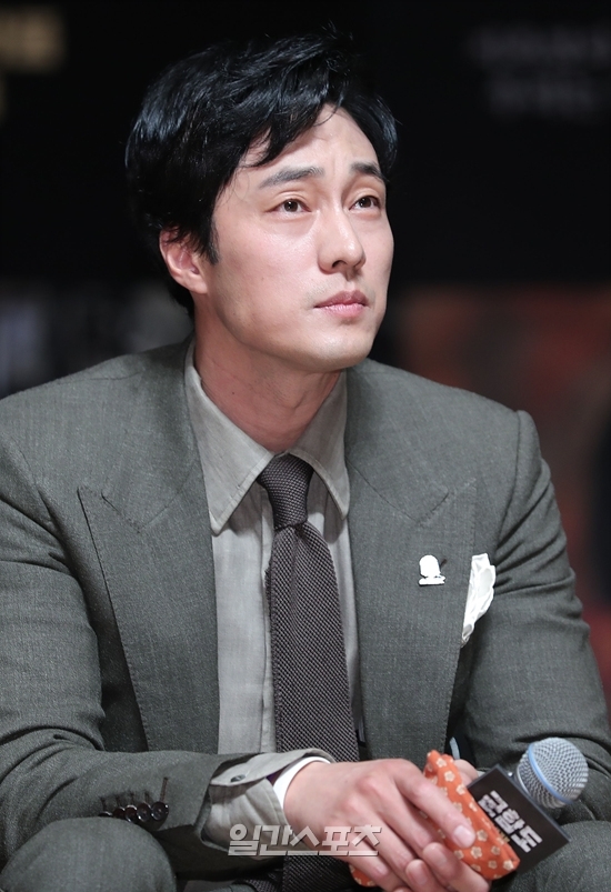 Song Joong Ki điển trai khiêm tốn, So Ji Sub nam tính trong họp báo