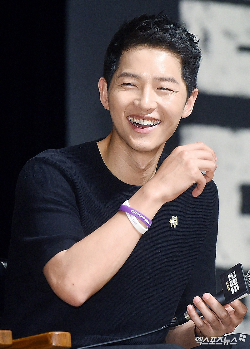Song Joong Ki điển trai khiêm tốn, So Ji Sub nam tính trong họp báo