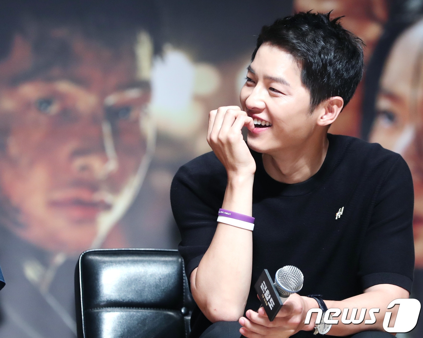 Song Joong Ki điển trai khiêm tốn, So Ji Sub nam tính trong họp báo