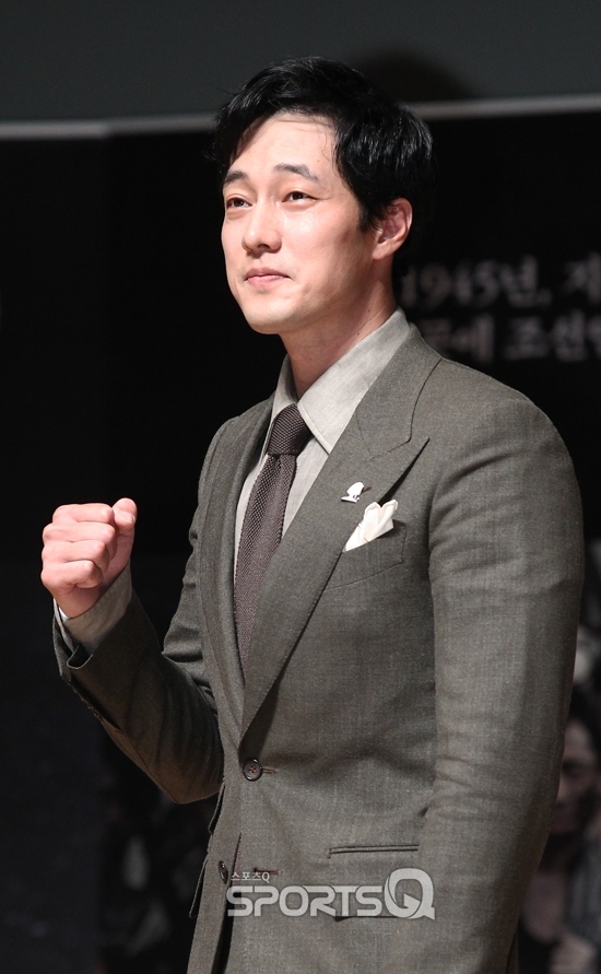 Song Joong Ki điển trai khiêm tốn, So Ji Sub nam tính trong họp báo