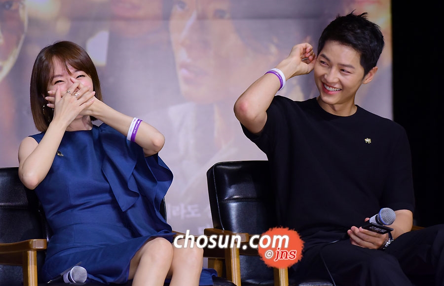 Song Joong Ki điển trai khiêm tốn, So Ji Sub nam tính trong họp báo