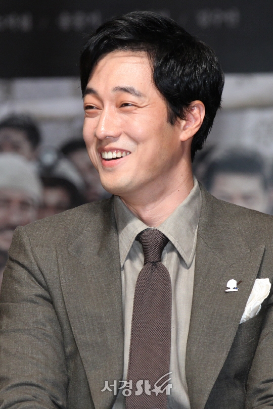 Song Joong Ki điển trai khiêm tốn, So Ji Sub nam tính trong họp báo