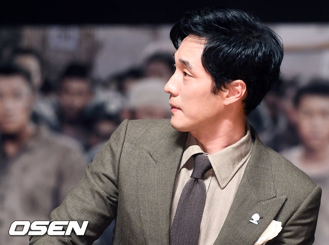 Song Joong Ki điển trai khiêm tốn, So Ji Sub nam tính trong họp báo