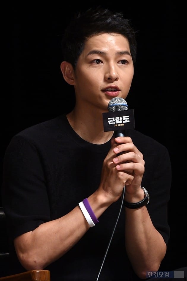 Song Joong Ki điển trai khiêm tốn, So Ji Sub nam tính trong họp báo