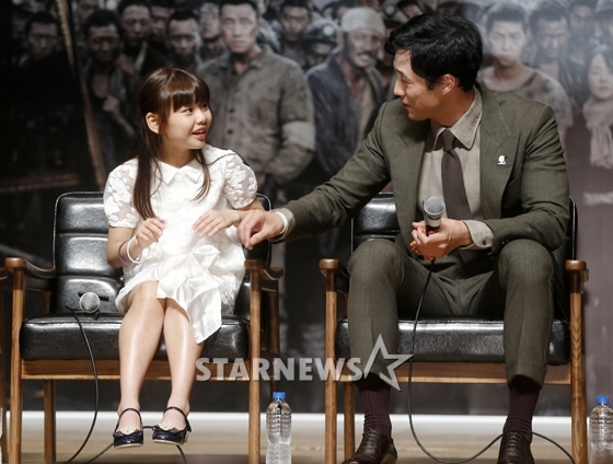 Song Joong Ki điển trai khiêm tốn, So Ji Sub nam tính trong họp báo