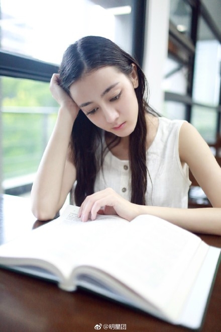 Chỉ là ảnh tốt nghiệp cũ thôi mà Địch Lệ Nhiệt Ba đã xinh như thế này đây