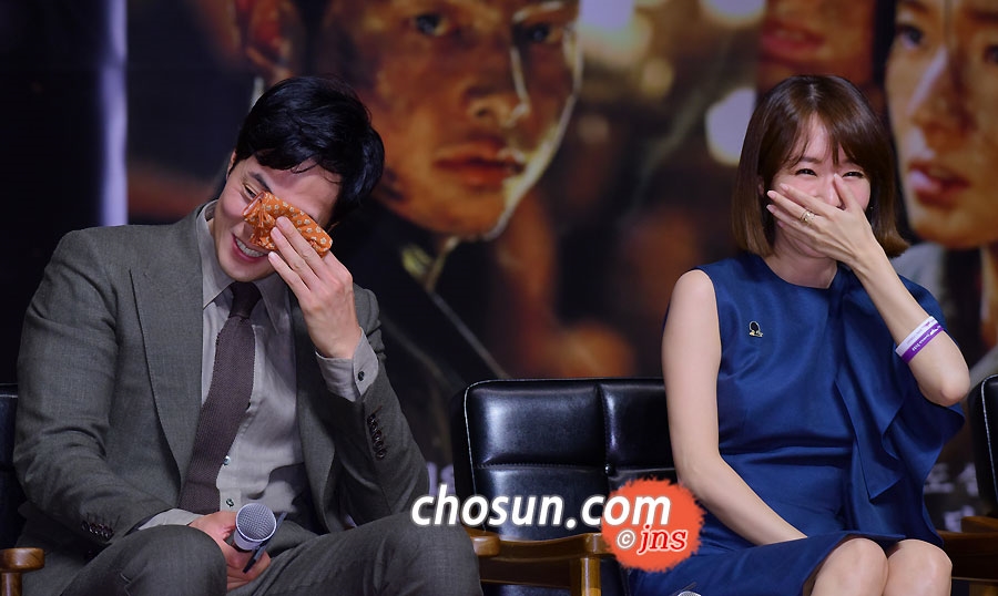 Song Joong Ki điển trai khiêm tốn, So Ji Sub nam tính trong họp báo