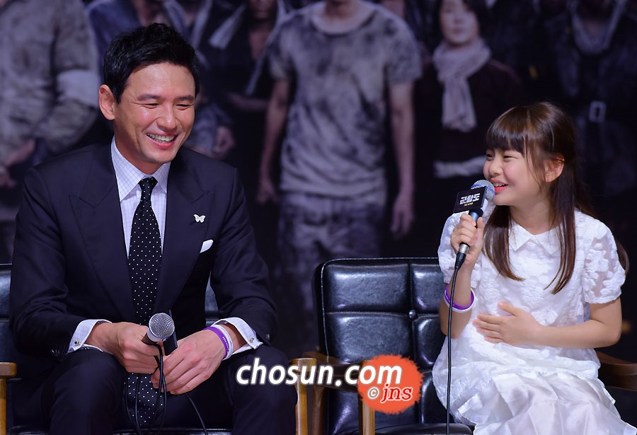 Song Joong Ki điển trai khiêm tốn, So Ji Sub nam tính trong họp báo