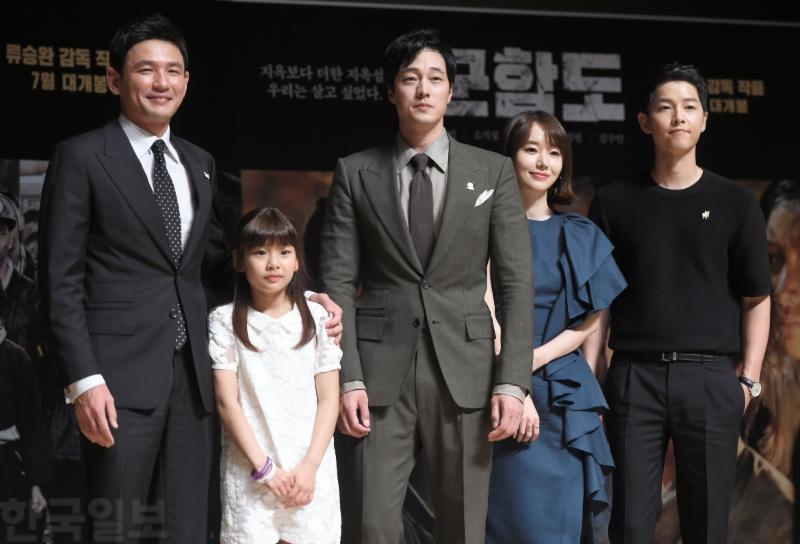 Song Joong Ki điển trai khiêm tốn, So Ji Sub nam tính trong họp báo