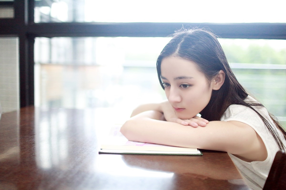 Chỉ là ảnh tốt nghiệp cũ thôi mà Địch Lệ Nhiệt Ba đã xinh như thế này đây